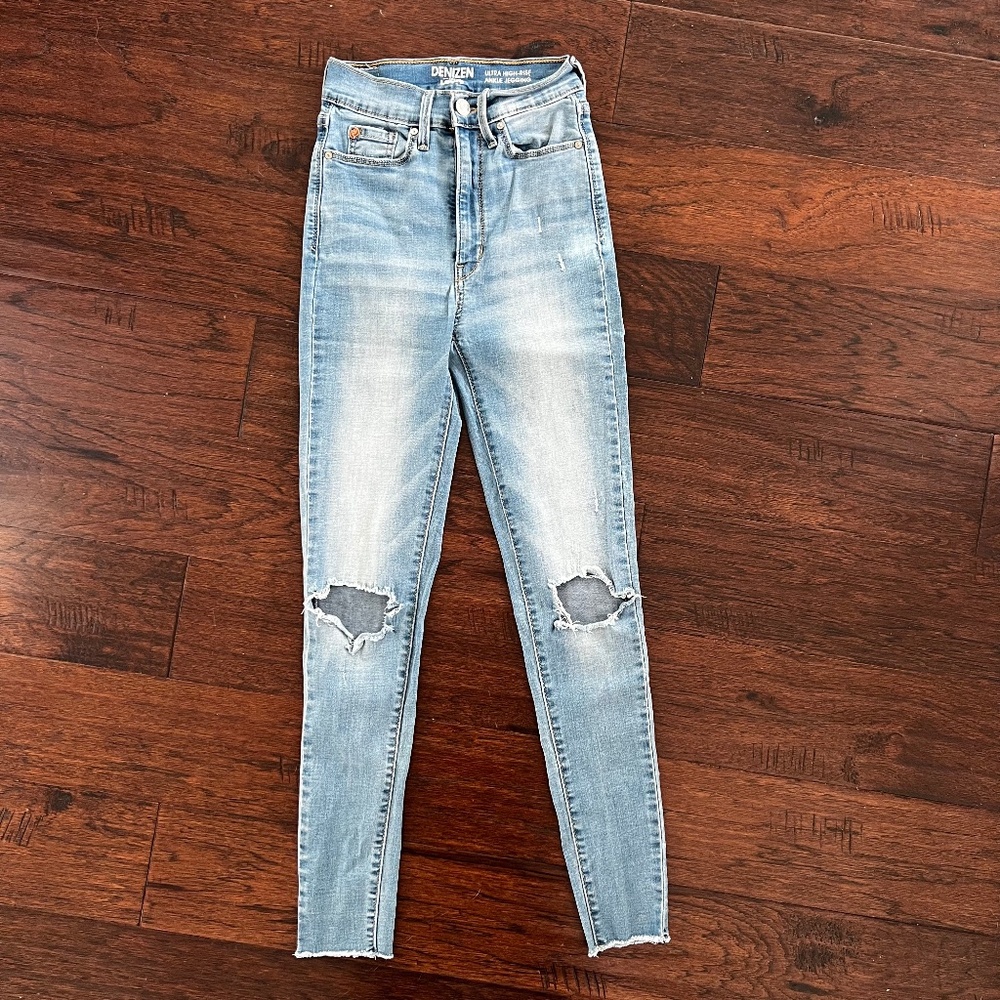 Denizen from Levis Ultra High Rise Distressed Ankle Jegging Size 0